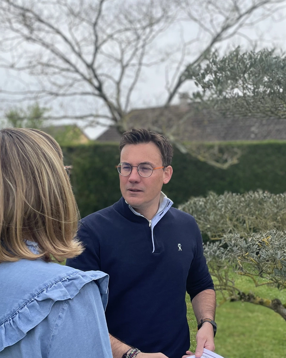 Jonathan LE CHAPOIS en echange avec une cliente